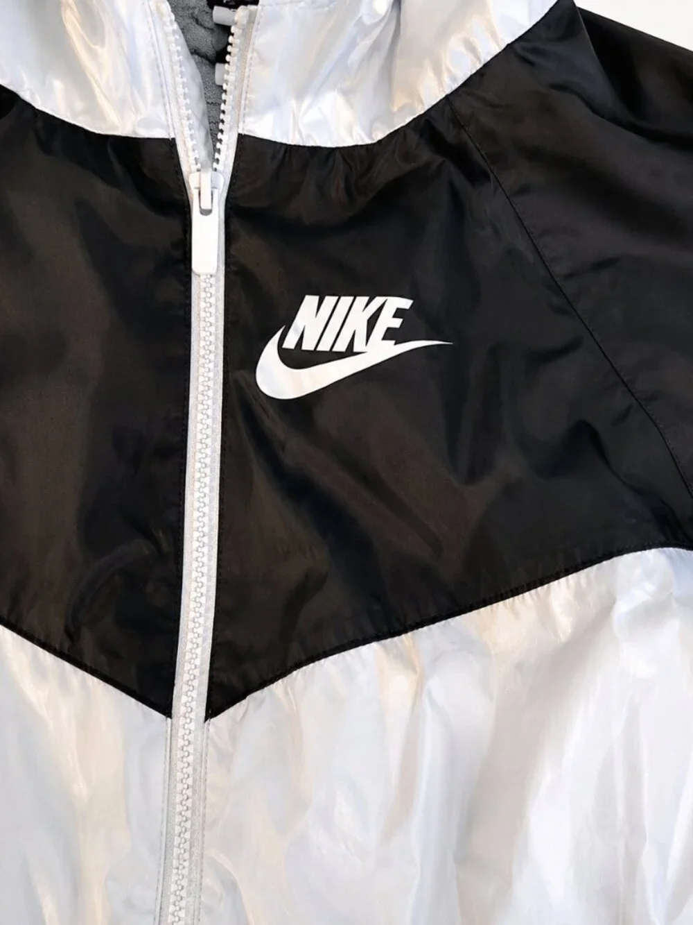 Nike Windrunner Hooded Jacket – Youth XL (18–20) – Black/Gray/White